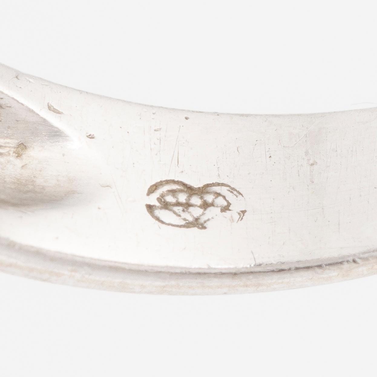 Ring 18K white gold with yellow sapphire.