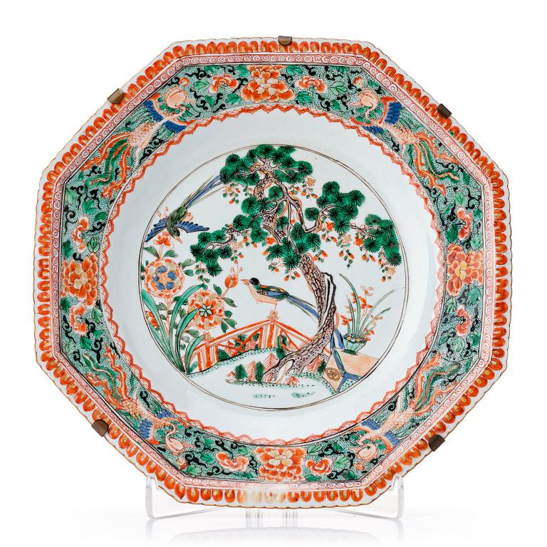 A famille verte pie crust serving dish, Qing dynasty, Kangxi (1662-1722).