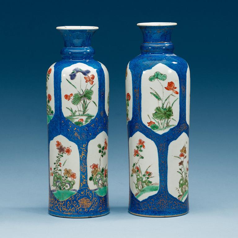 VASER, två stycken, snarlika, porslin. Qing dynastin, Kangxi (1662-1722).