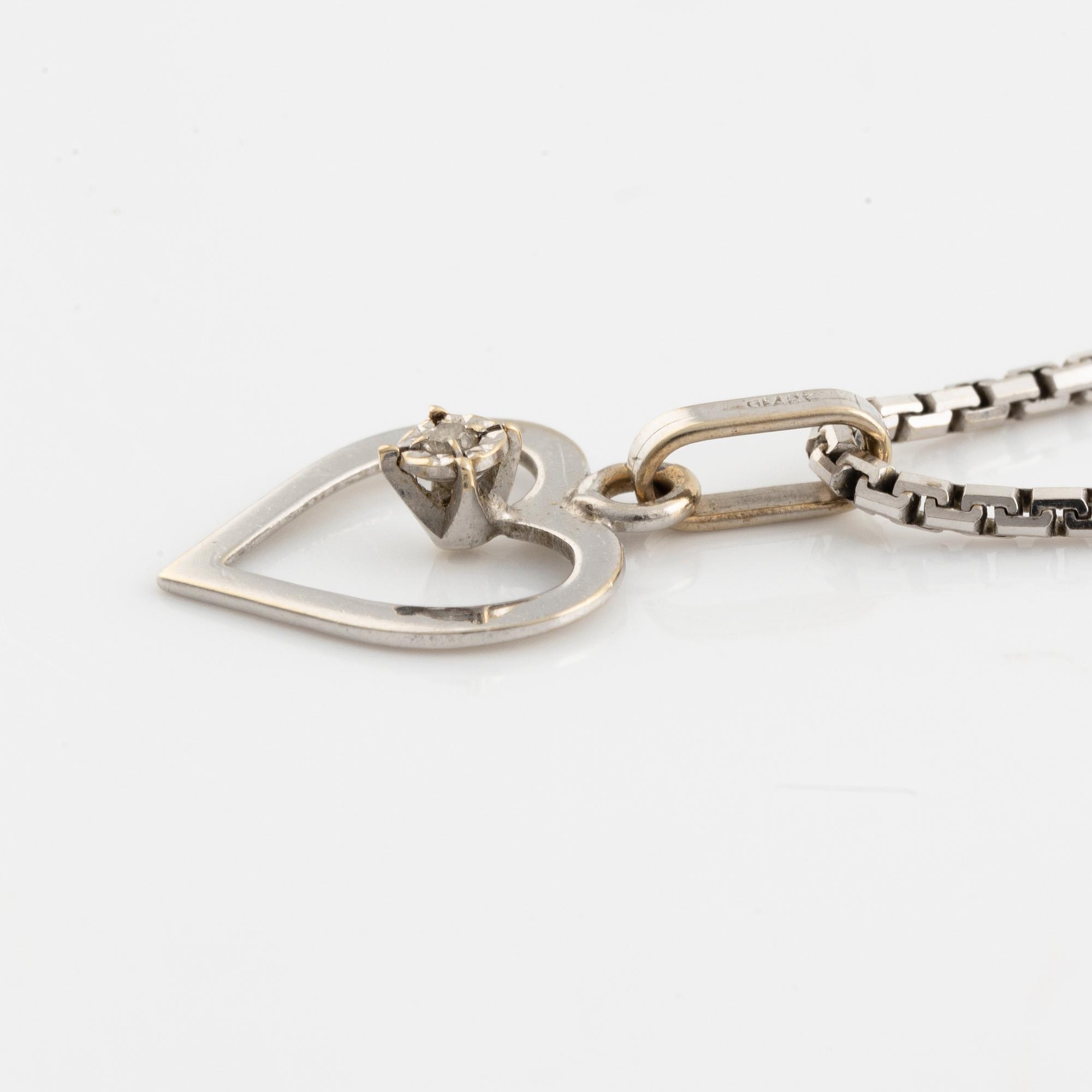 Collier, vitguld, hänge i form av hjärta, med liten diamant.