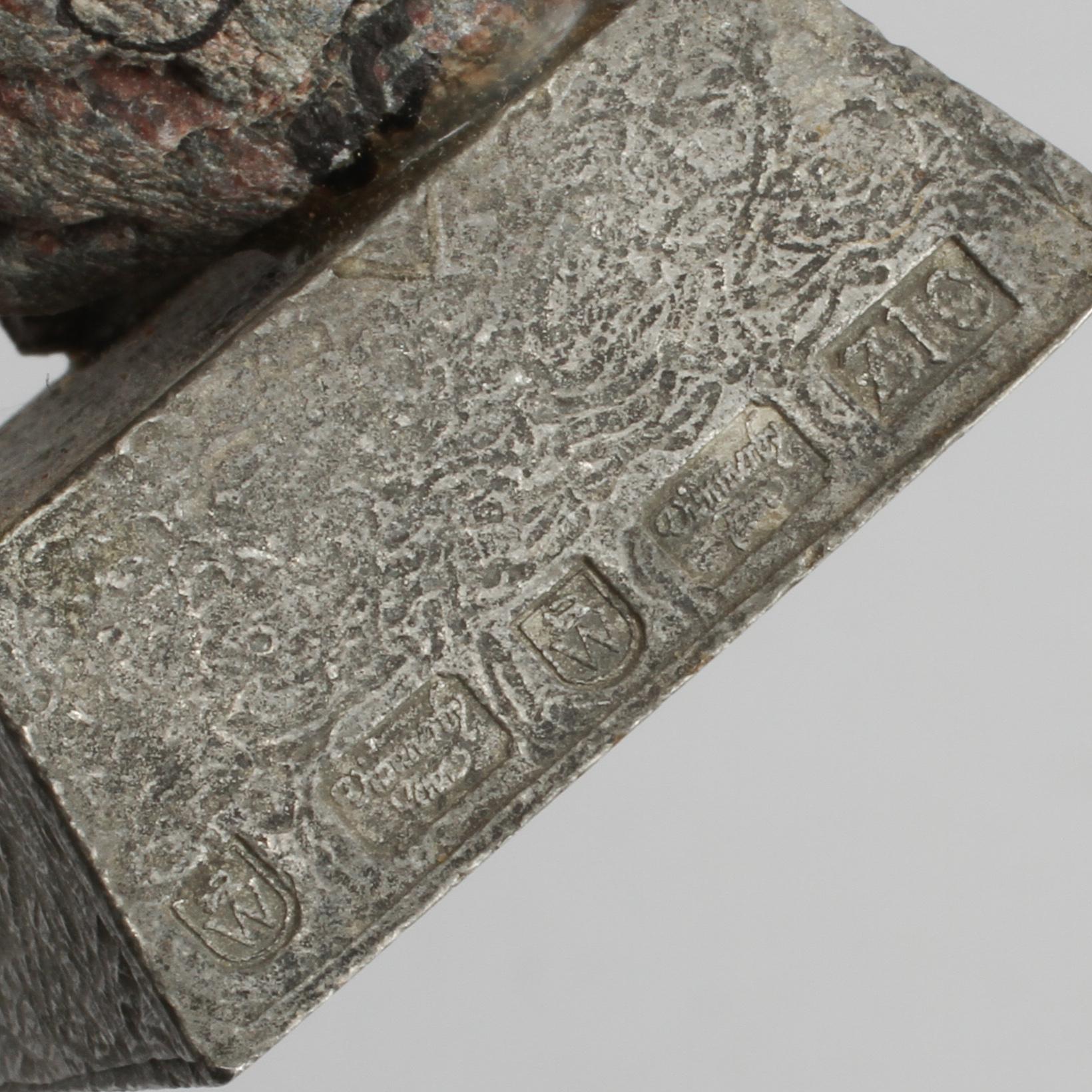 SKULPTUR, tenn och sten, "Lyftet", Henry Gustafsson, Vimmerby Tenn, signerad.