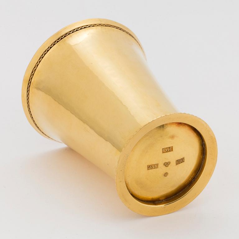 P GUNNAR TÄGT, a 23K gold vase, Stockholm, 1977.