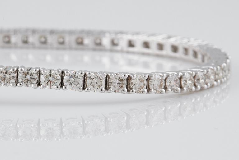 ARMBAND, 18K vitguld med 57 briljantslipade diamanter 5.05 ct. Vikt 14,5 gram.