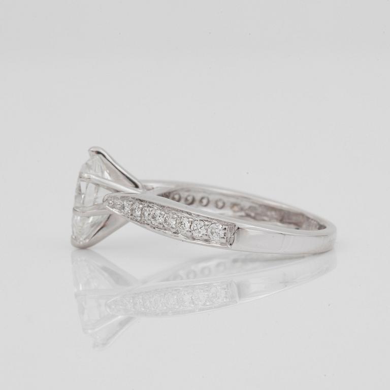 RING, med droppslipad diamant, 1.57 ct samt små briljantslipade diamanter.