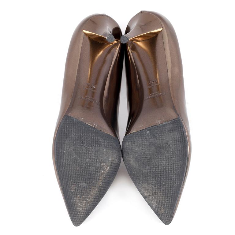 YVES SAINT LAURENT, a pair of ladies pumps. Size 37 1/2.