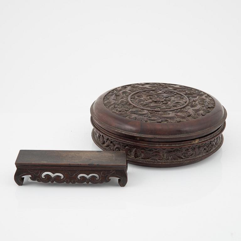 Ask med lock samt ställ, trä. Indonesien, Jakarta, 1900-tal.