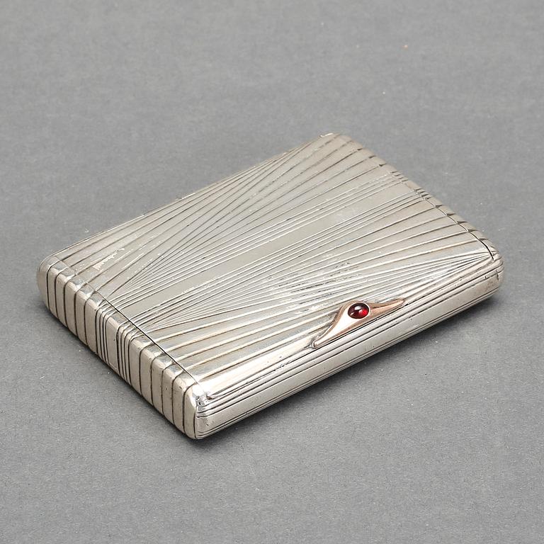 CIGARETTETUI, silver, Ryssland, 1900-talets början. Vikt ca 188 gram.