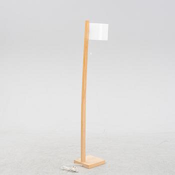 Uno & Östen Kristiansson, a beech and plastic floor light, Luxus, Vittsjö.