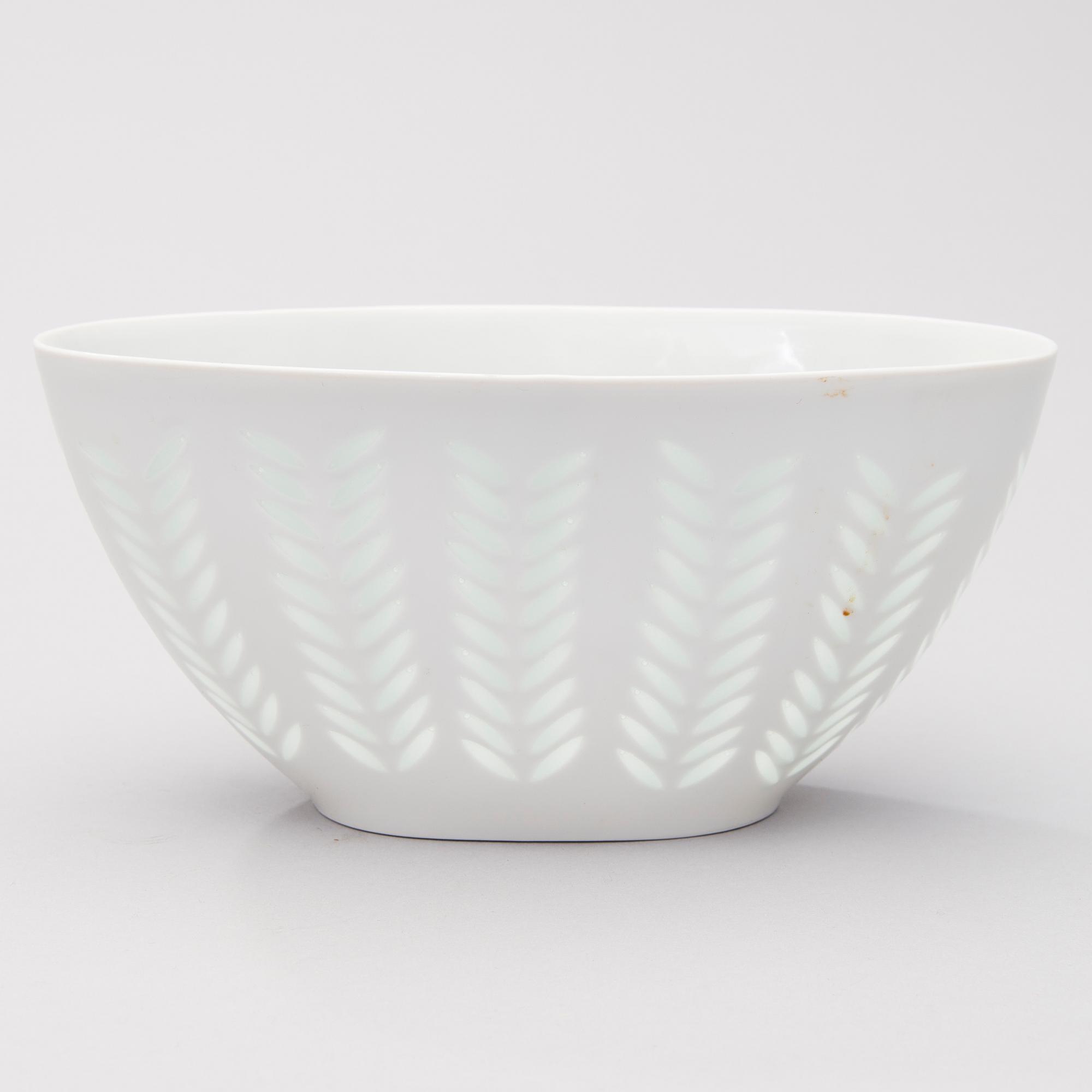 A 40-piece set of tableware in porcelain, signed F.H.Kj. Finland Arabia.