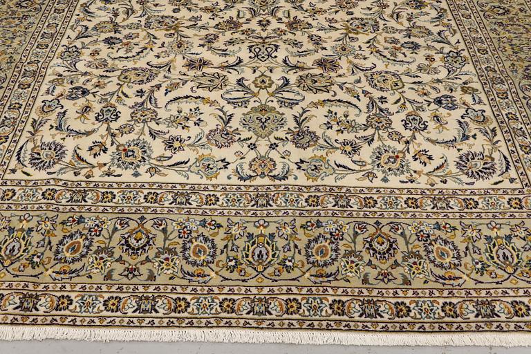 A Keshan carpet, approx. 388 x 285 cm.