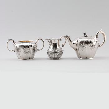 TESERVIS, 3 delar, silver, Jos Taylor, London 1840. Vikt ca 1185 gram.