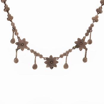 Necklace and earrings, Victorian, faceted garnets, gilded silver.