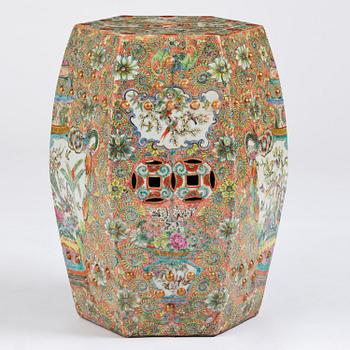 A Chinese Canton porcelain garden seat, around 1900.