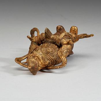 LOKAPALA, förgylld och patinerad brons. Qingdynastin, 1800-tal.
