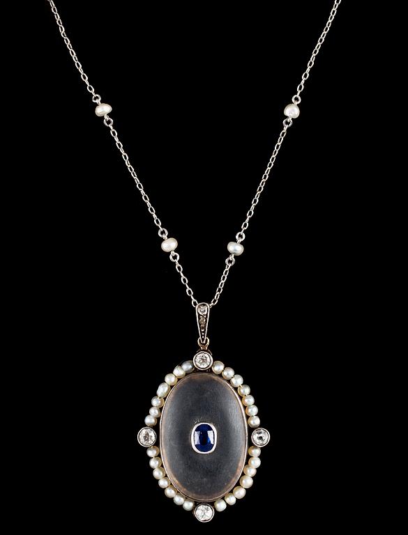 HÄNGSMYCKE, frostad bergkristall med blå safir, orientaliska pärlor och gammalslipade diamanter. Sekelskifte 1900.