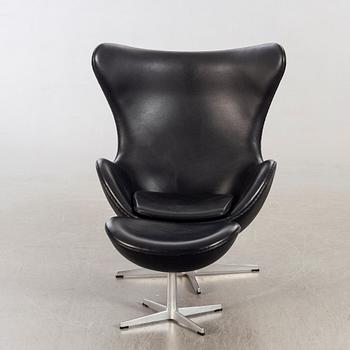 Arne Jacobsen, fåtölj med fotpall, "Ägget" för Fritz Hansen Danmark 2001.