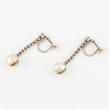 A pair of earrings with brilliant-cut diamonds and bouton pearls.