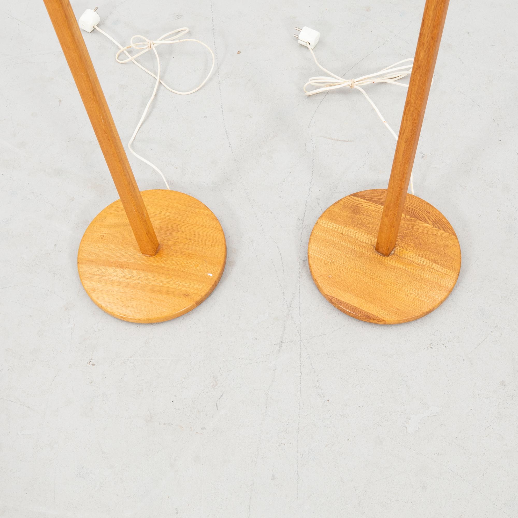 Floor lamps, a pair from the late 20th/early 21st century.