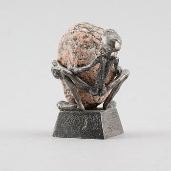 HENRY GUSTAFSSON, skulptur, sten och tenn, "Lyftet", Vimmerby 1985.