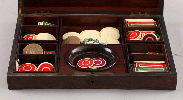 SPELMARKER I SCHATULL. 1900-talets första hälft.