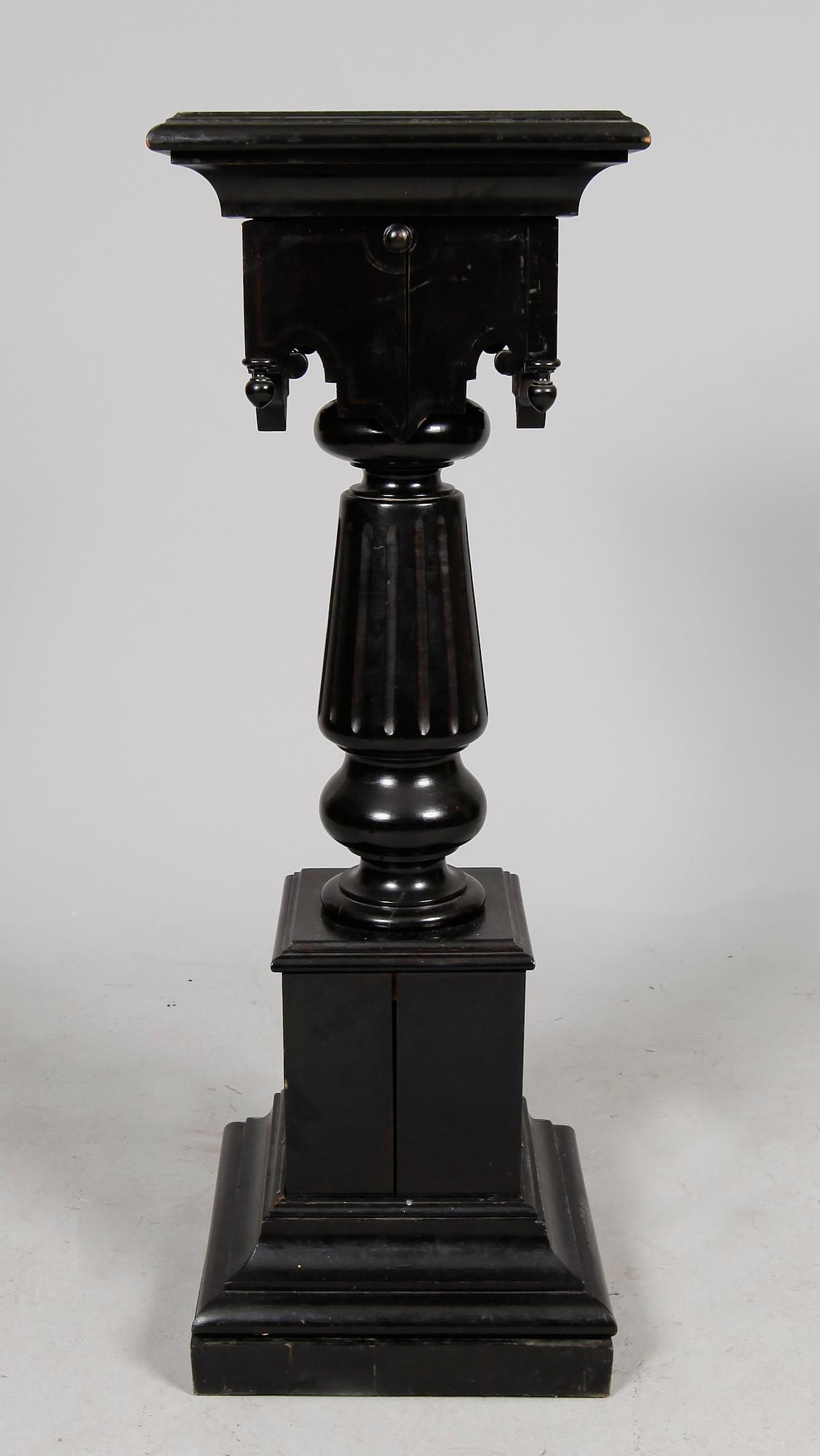 PIEDESTAL, nyrenässans, sent 1800-tal.