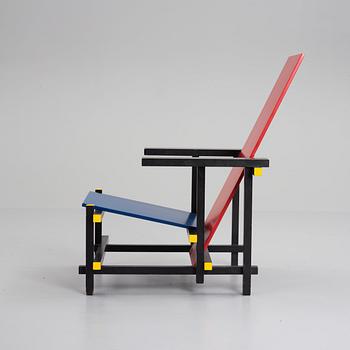 Gerrit Rietveld, fåtölj, "Red and blue chair", Cassina, formgiven 1918.