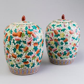 A PAIR OF URNS, porcelain, China first half of the 20th century.