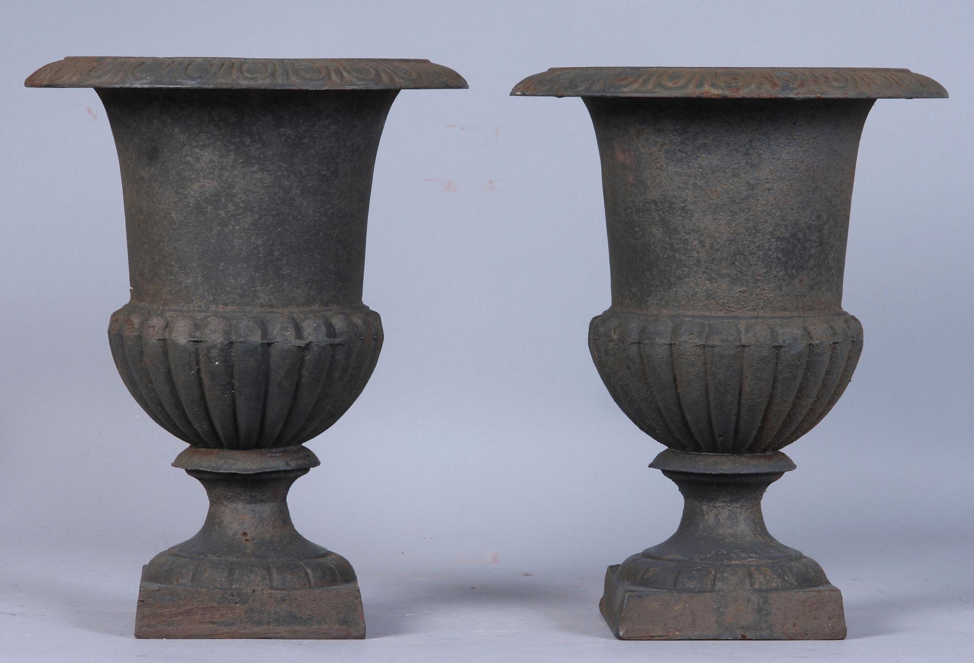 TRÄDGÅRDSURNOR, ett par, gjutjärn, 1900-tal.