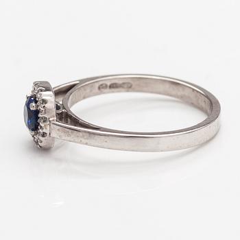 A 14K white gold ring with a sapphire and diamonds ca. 0.07 ct in total. Kultajousi 2016.