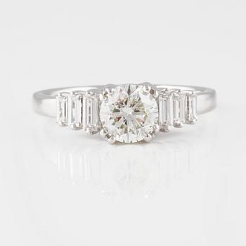 RING, 18K vitguld med briljantslipad diamant ca 1.01 ct samt baguetteslipade diamanter ca 0.29 ct. Vikt 4,0 gram.