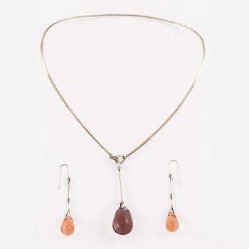Vivianna Torun Bülow-Hübe, collier och örhängen, silver med lila-aprikosa glasdroppar.