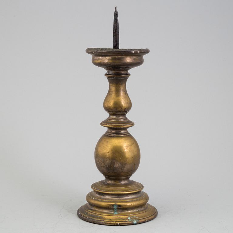 A 15TH CENTURY BRONZE CANDLESTICK.