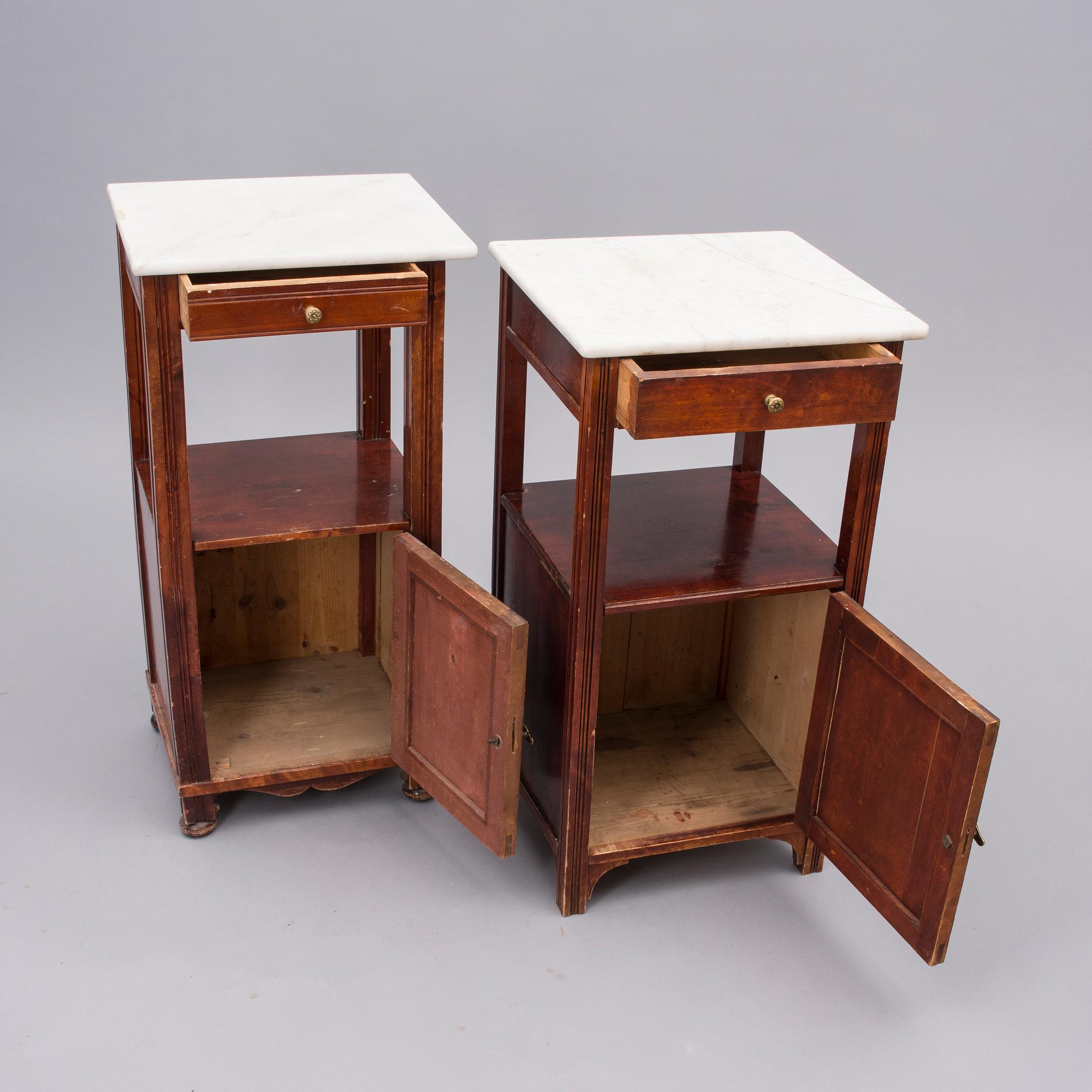 SÄNGBORD / POTTSKÅP, 2 st snarlika, 1900-talets första hälft.