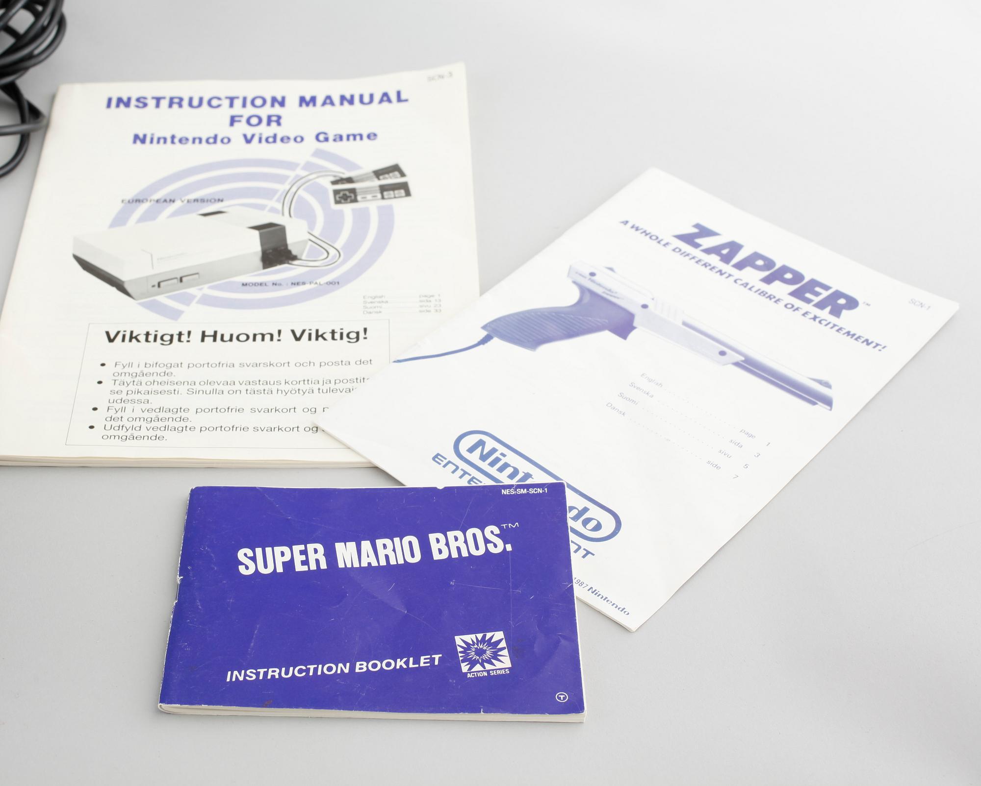 NINTENDO, NES 8-bits konsol, 2 kontroller, samt tre spel, 1980-tal.