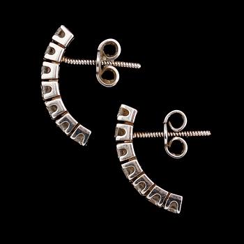ÖRHÄNGEN, 1 par, 18 k vitguld, briljantslipade diamanter. Tot vikt ca 2,3 g.
