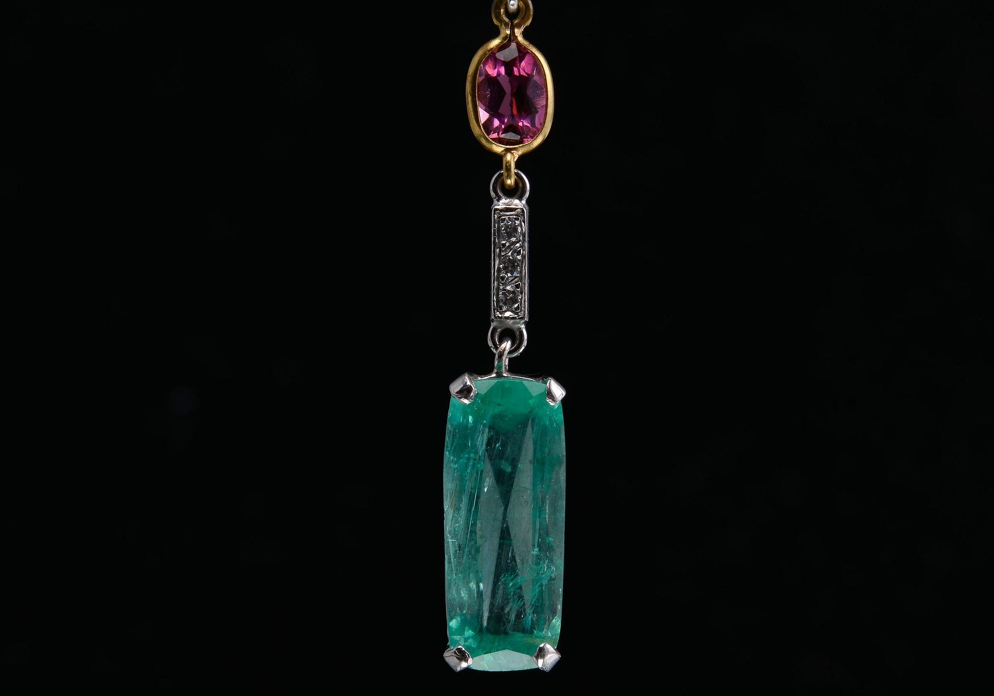 KAULAKORU, turmaliineja, smaragdi n. 4.3 ct. ja briljanttihiottuja timantteja n. 0.13 ct. Paino 5.8 g.