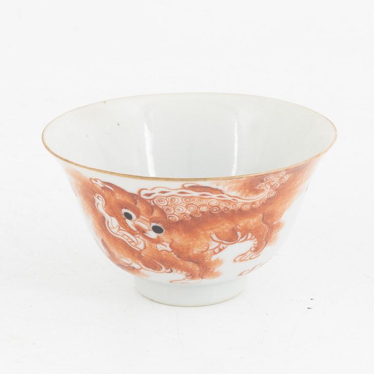 A group of four Chinese porcelain bowls, late Qing dynasty / early 20th century.