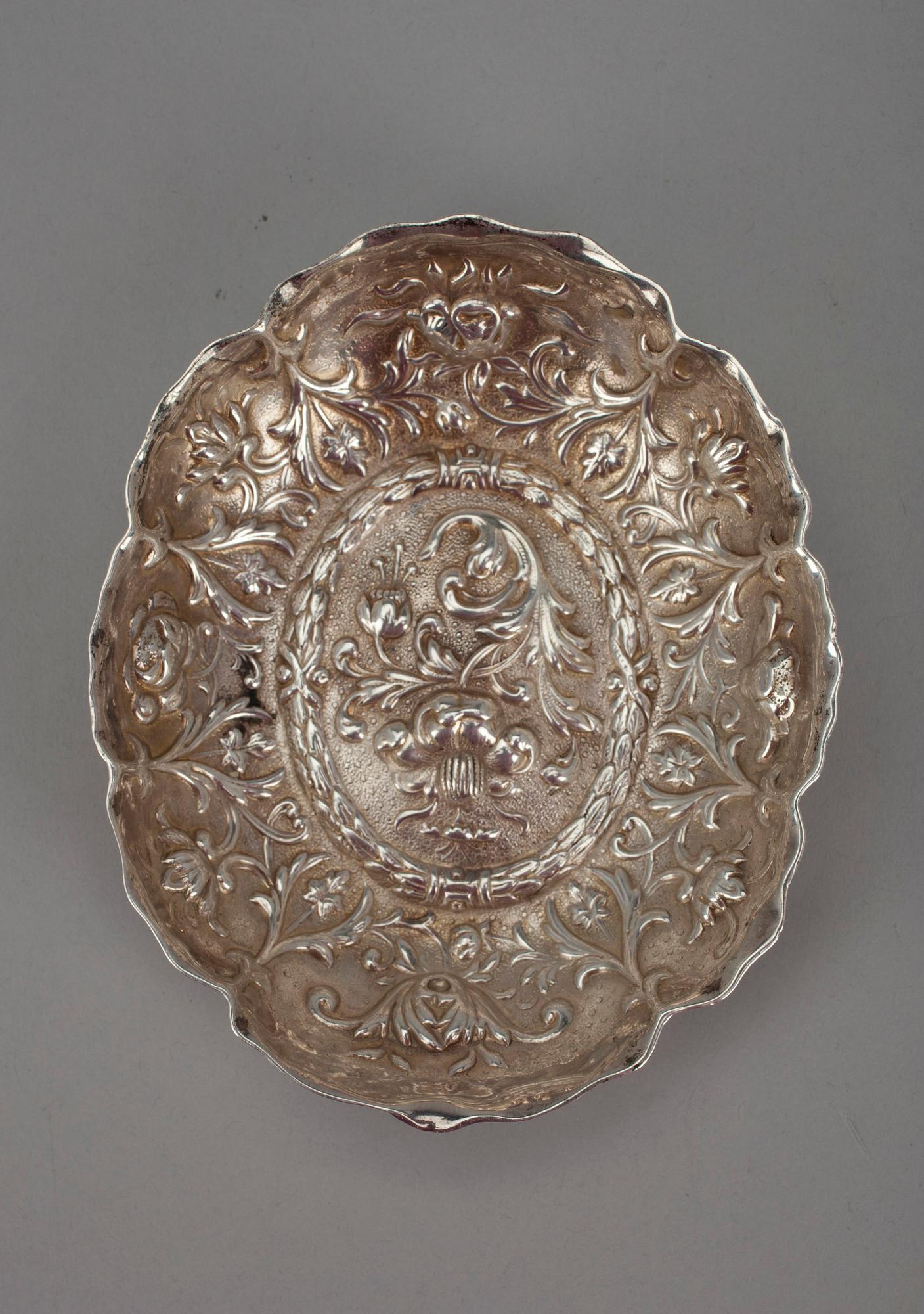 SKÅL, glas, sign. T.Wirkkala samt SILVERSKÅL, London 1893.