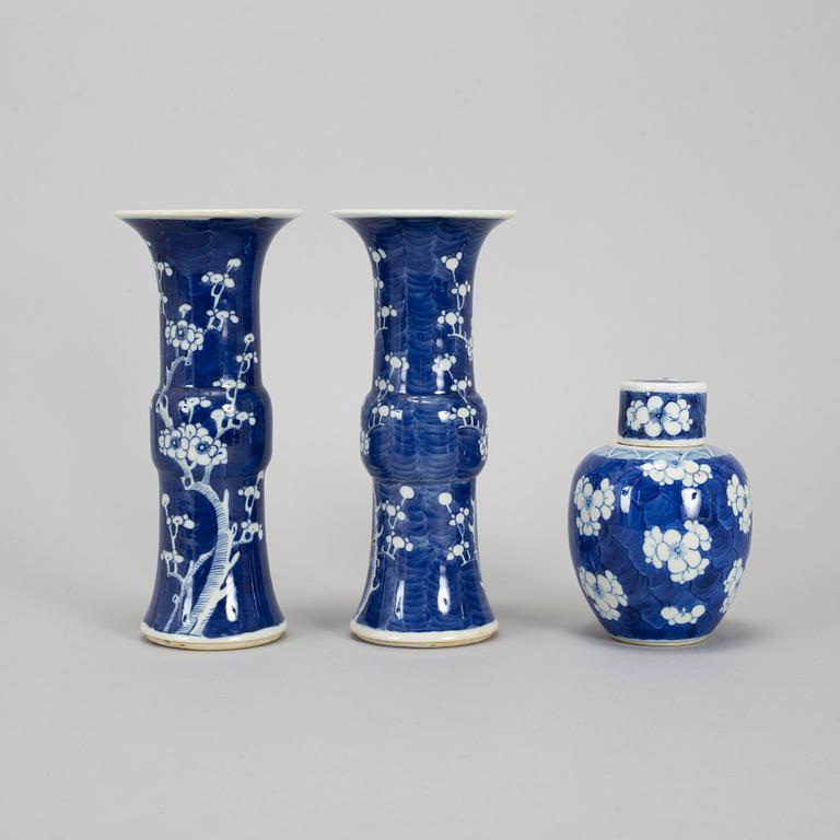 A pair of blue and white beaker vases, and a tea caddy, Qingdynasty.