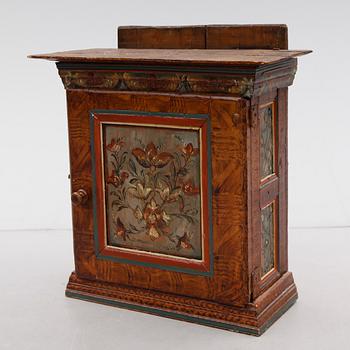 HÄNGSKÅP, allmoge, 1800-tal.