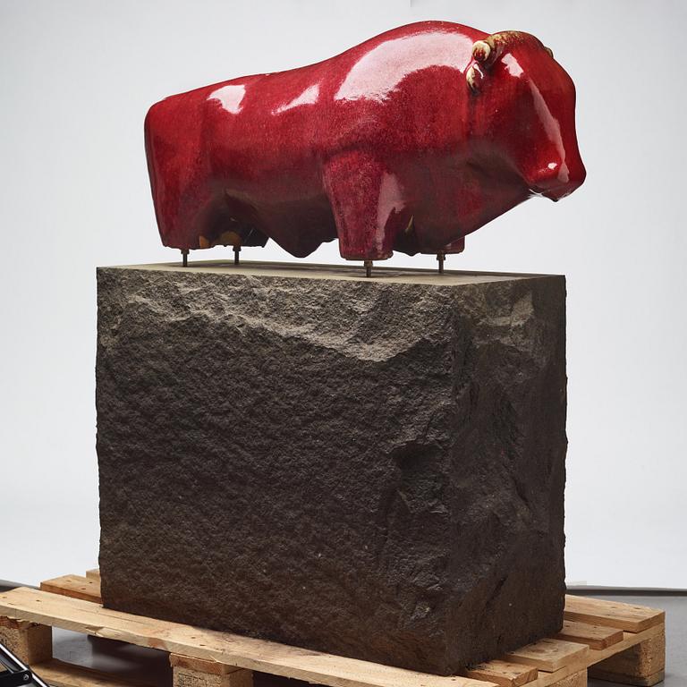 Ulla & Gustav Kraitz, a stoneware sculpture of a bull, Förslöv, Sweden, on a diabase pedestal.