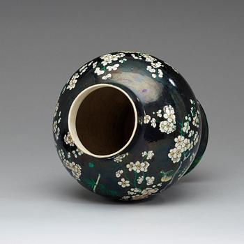 A 'famille noire' jar with cover, late Qing Dynasty (1644-1912).