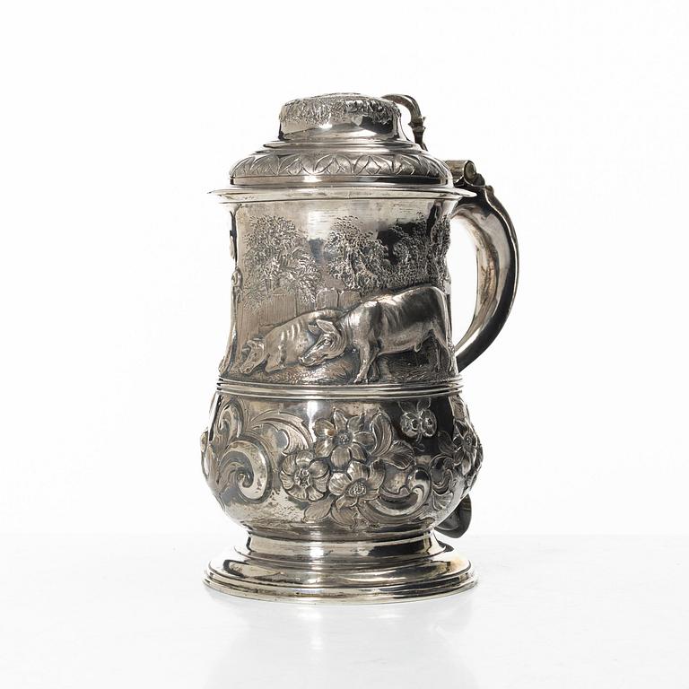 A British 18th century silver tankard with lid, mark of John Payne, London 1759.