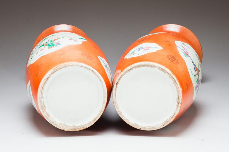 VASER, ett par, porslin, Kina, 1900-talets mitt.