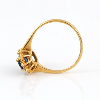 RING, 18K guld med ovalslipad safir ca 0,86 ct och briljantslipade diamanter tot ca 0,25ct. Vikt 2,91 g.