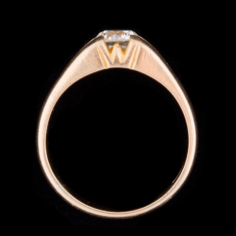 RING, 18 k guld med briljantslipad diamant 1,03 ct, J. Smidts, Stockholm, 1968.  Vikt ca 10 g.