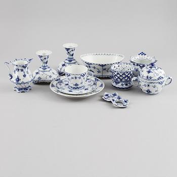 KAFFESERVISDELAR, 34 st, porslin, "Musselmalet", Royal Copenhagen, 1900-talets andra hälft.