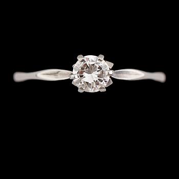RING, 18 k vitguld, briljantslipad diamant 0.41 ct. Vikt 2,5 g.