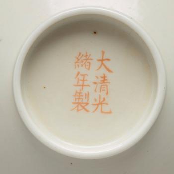 A pair of warmer pots with cover and liners, Qing dynasty, Guangxu (1875-1908).