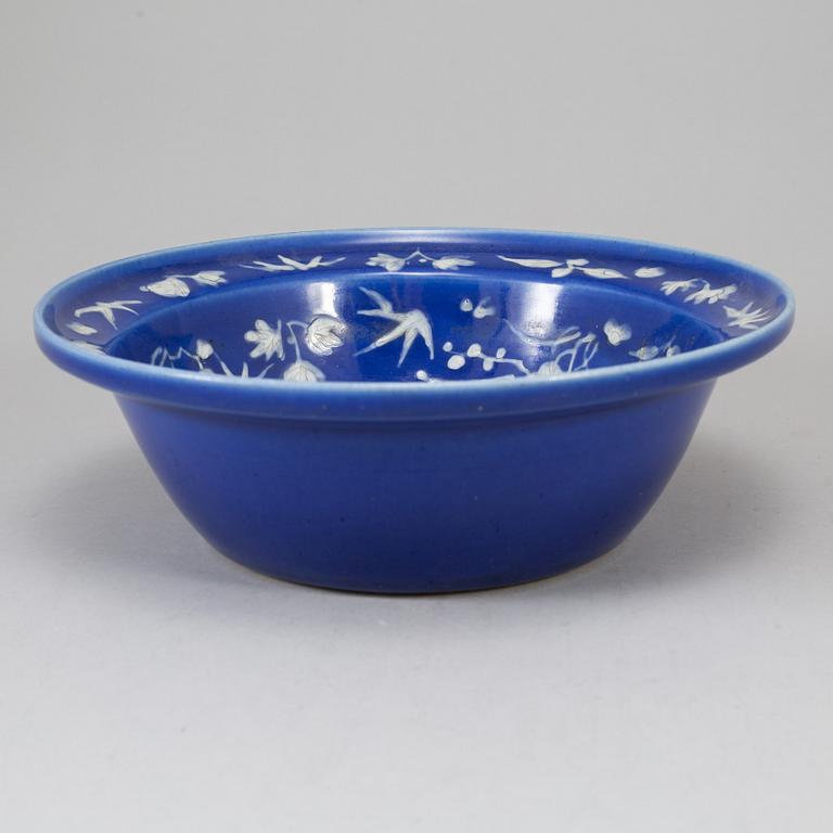 A slip decorated basin, Qing dynasty, 19th Century.